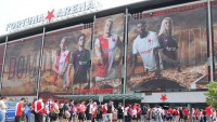 FOTOGALERIE: Červenobílá záplava. Eden je od dopoledne v obležení fanoušků