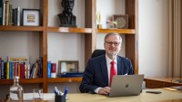 Neblokujte připravený balík protiruských sankcí, žádá Fiala v dopise Fica