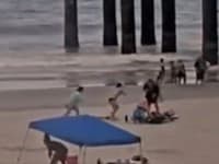 Šokujúce zábery: VIDEO Blesk udrel do troch ľudí, úrady upozorňujú, TOTO sa nemuselo stať!