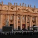 ONLINE: Ľudia zapĺňajú námestie svätého Petra, čakajú na pohreb pápeža