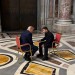 VIDEO: Trump zoči-voči Zelenskému. Pôvodne tam boli tri stoličky - poslal americký prezident Macrona preč?