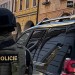 Muž, kterého policisté postřelili při útoku na ženu v Třeboni, zemřel