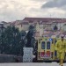 Drama na Karlově mostě: Muž s nožem vylezl na sochu Piety, na místě je zásahovka