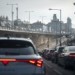 Elektroaut na českých silnicích přibývá, zákaz těch na benzin a naftu ale Češi nechtějí