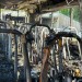 Dopravu v Brně zkomplikoval požár autobusu. Zbylo z něj jen ohořelé torzo