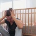 Zobúdza sa vaše bábätko v postieľke? Vyskúšajte TOTO 10-sekundové pravidlo, radí odborníčka