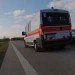 Sanitka takmer zrazila cyklistu pri predbiehaní auta! Všetko zachytilo VIDEO, tragédii unikol len o vlások