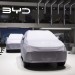 Čínska automobilka BYD prvýkrát predbehla Teslu v predaji elektromobilov v Európe