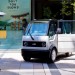 Japonci začali prodávat prťavé laciné auto pro jednoho. Je tak malé, že ho můžete naložit do normální dodávky