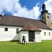 Dobrovolníci opravují fasádu středověkého kostela na Českokrumlovsku. Pomáhají dotace i sbírka