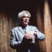 VIDEO: David Byrne ohlašuje novou desku rozesmátým klipem "Everybody Laughs"