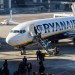 Rána a strach. Letadlo Ryanairu při přistání v Řecku zavadilo křídlem o plot