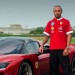 Lewis Hamilton se rozplývá nad novým vrcholným Ferrari, zákazníci to ale obvykle vidí docela jinak