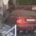Řidič vjel autem do lékárny uprostřed náměstí. Způsobil škody za milion