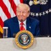 „Teď děláme do uhlí.” Trumpův „Velký krásný zákon” ruší dotace na elektromobily i pokuty za „nadměrnou spotřebu”, může být zlomový