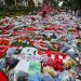 Zdrvená, ledva stojaca na nohách a plačúca. Manželka zosnulej hviezdy Liverpoolu prvýkrát na verejnosti