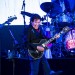 A los 80, John Fogerty sacudió el Hollywood Bowl con su explosivo rock'n'roll