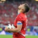 Jurásek proti fotbalovým gigantům, Turci berou hvězdy i na dluh, vláda pomůže