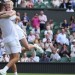 Pojď, hnal Siniakovou Verbeek. Před zraky Poirota pak otci roztleskal Wimbledon