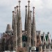 Sagrada Família je nově nejvyšším kostelem světa. Na hlavní věži staví kříž