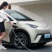 Nový krok Číňy tlačí elektromobily a jejich výrobce ještě víc do kouta, čekejme další propad prodejů