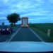 VIDEO: Řidič na Hodonínsku před zatáčkou předjížděl kamion, auto v protisměru muselo za krajnici