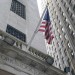 Americké akcie prudko oslabili: Dow Jones padol o vyše 500 bodov pre dlhopisy a technológie