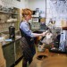 Kávu robia ľudia, šéfuje im umelá inteligencia. Experiment v Štokholme vyvoláva otázky