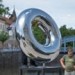 Křehkost vztahů a demokracie. Sochy Róny, Sušky i vycházejících hvězd v parcích nebo na mole na Lipně