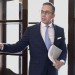 Opatrovatelia si polepšia. Vláda schválila vyššie príspevky a stopla štedré dotácie pre firmy. Kam po novom potečú stovky miliónov eur?