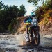 Do čeho se to Podmol zavrtal? Na čínské motorce se rve s těžkou rallye v Albánii