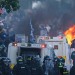 Belfast v plamenech: Přibývá útoků na cizince, šíří se seznamy jejich adres