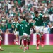 Dva góly aj tri červené karty. Otvárací zápas šampionátu priniesol mexickú fiestu