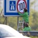Greenpeace „zaviedol“ v Nemecku na diaľniciach 100 km/h. Aktivisti prelepili značky, teraz ich rieši polícia