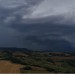 Na Slovensko sa blíži supercela. Pri Brne padali veľké krúpy