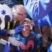 Rvačka a krvavá srážka na Alpe d’Huez: Chaos na slavném stoupání Tour de France