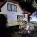 Nočný požiar na východe: Plamene z auta ohrozovali rodinný dom, jedna osoba sa zranila