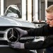 Mercedes v nouzi skutečně nevyplatí lidem prémie a chce, aby pracovali déle bez odměny. A žádá i další věci. „Proč my?” ptají se zaměstnanci