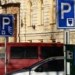 Poslala dvacet korun, pak jí z účtu mizely tisíce. Podvodníci vymáhají nezaplacené parkování