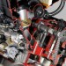 Pohled do nitra motoru BMW za chodu, když točí 14 tisíc otáček, je fascinující. Z kmitání pružin ventilů vám půjde hlava kolem