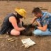Archeologové prohledávají germánské pohřebiště na Chomutovsku. Nalezli 11 hrobů a hrot kopí