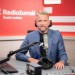 Může moderátor Radiožurnálu dělat reklamu sázkovce? Není zaměstnanec, hájí Boučka rozhlas