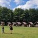 Namočené kšiltovky a ústup do lesa. Vedra proměnila život na dětském táboře, pediatři to schvalují