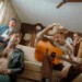 VIDEO: Frankie & The Deadbeats zvou na snovou road movie "Not Easy To Be Found". Vede až k novému albu