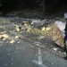 Deset tun pískovce zasypalo silnici ve Hřensku. Zřítila se skála
