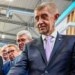 Český průmysl vyhlíží roboty, čeští miliardáři mrakodrap v Polsku a Babiš těžbu ropy a plynu