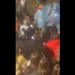 Prišiel pomôcť dcéram, zbila ho skupina mladíkov. Keď ležal na zemi, prešlo mu po nohe smetiarske auto