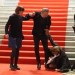 Dramatický záver hviezdnej premiéry filmu: Nebezpečný pád zo schodov...Priamo za vdovou po hercovi!