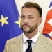 V kase chýbajú miliardy a Šutaj Eštok nakupuje bundy, plášte a tričká za milióny eur