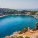 Dramatické chvíle na ostrove Rhodos: Zosuv pôdy odrezal známu pláž, desiatky ľudí a stovky áut uviazli v pasci